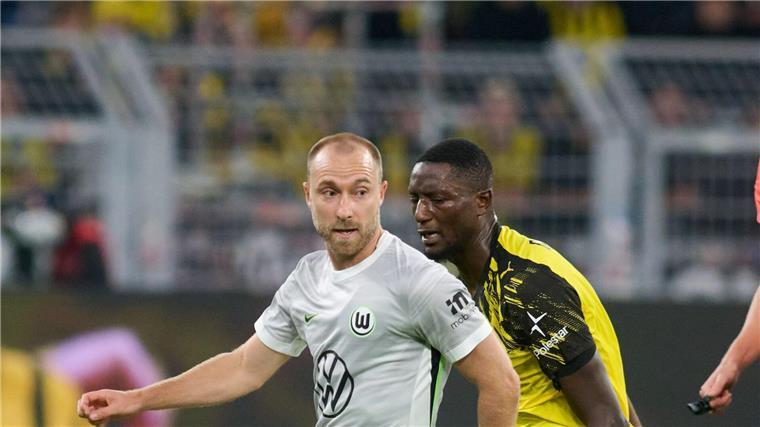 Sein erstes Bundesliga-Spiel: Wolfsburgs neuer Star Christian Eriksen (l) wird von Dortmunds Serhou Guirassy verfolgt.