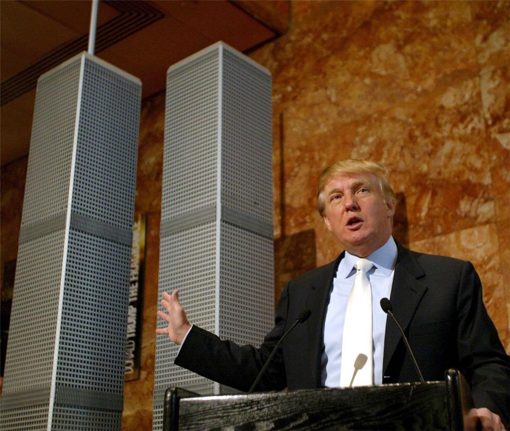 Sein Geld hat Trump unter anderem mit Bauprojekten verdient. Hier stellt er 2005 in New York seinen Entwurf für ein neues World Trade Center nach den Anschlägen vom 11. September 2001 vor. Gebaut wurden die &quot;Twin Towers II&quot; allerdings nicht.
