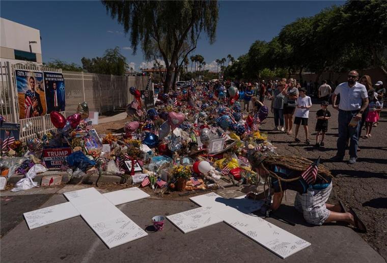 Hohe Sicherheitsvorkehrungen bei Kirk-Trauerfeier in Arizona Sein Organisation Turning Point USA bat Besucher der Trauerfeier um Spenden statt Blumen.