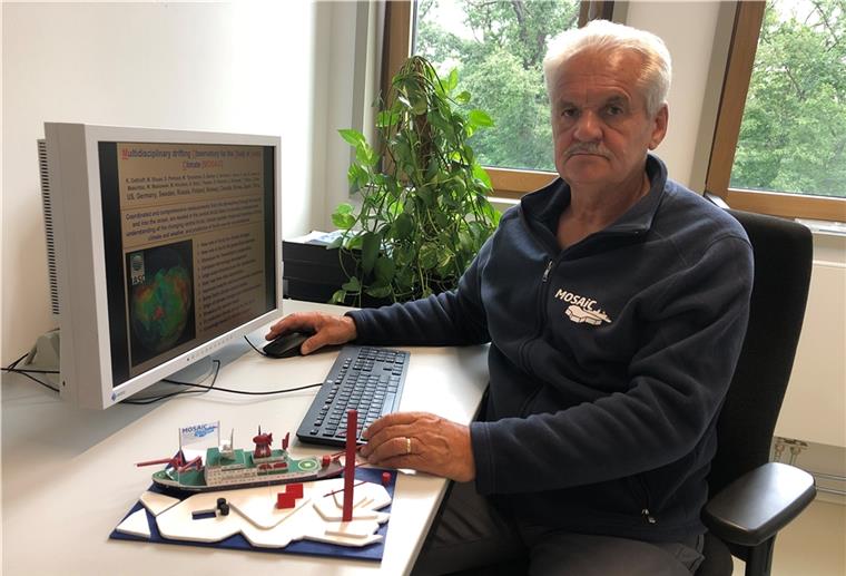 Der „MOSAiC“-Vater im Hintergrund Sein Sohn hat Prof. Klaus Dethloff ein kleines Modell von der „MOSAiC“-Expedition gebastelt.