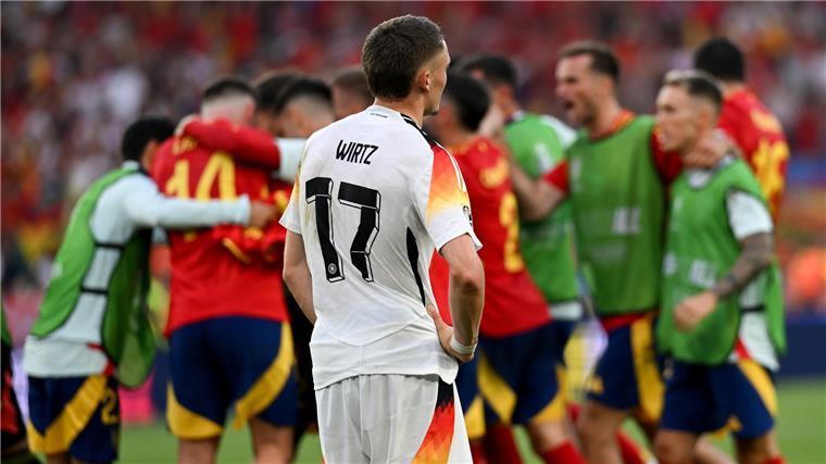 Verloren und doch gewonnen - Viel Sympathie für die Leistungen der DFB-Elf Sein Treffer reichte nicht: Deutschlands Florian Wirtz muss zusehen, wie die Spanier den Halbfinal-Einzug feiern.