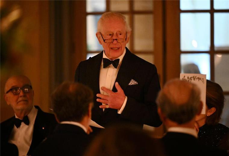 Charles diniert mit Beckhams, Mirren und Versace Seine Ansprache bei dem Dinner hielt Charles zur Freude des Publikums teils auf Italienisch.