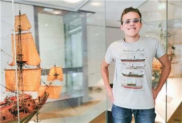 Bojta Buzás Márton trägt ein T-Shirt, auf dem historische Schiffe vom Balaton zu sehen sind.