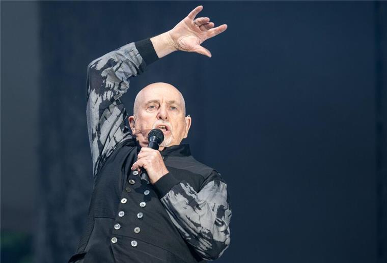 Seine Bühnenshows sind Spektakel für die Sinne: Peter Gabriel bei einem Auftritt in Berlin. (Archivbild)