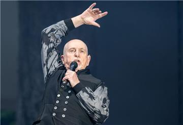 Seine Bühnenshows sind Spektakel für die Sinne: Peter Gabriel bei einem Auftritt in Berlin. (Archivbild)