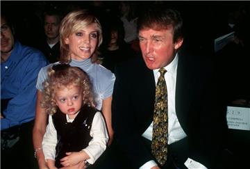 Seine damalige Frau Marla ist 17 Jahre jünger als er. Doch nach nur dreijähriger Ehe kündigte Trump die Trennung von ihr an.