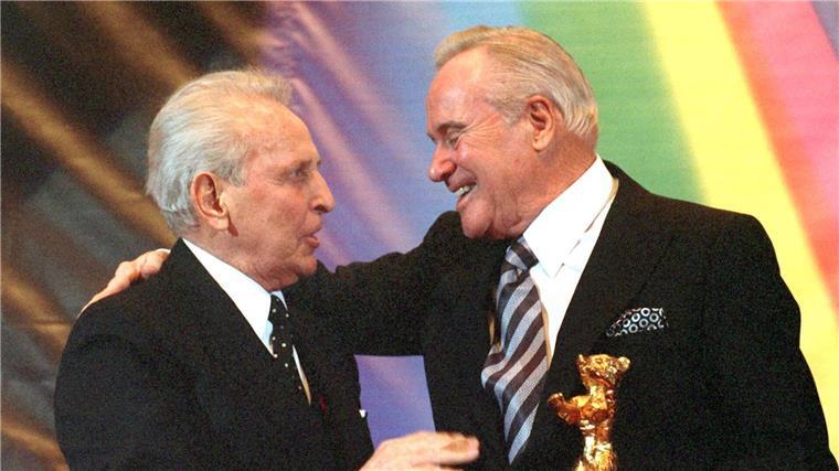 100 Jahre Jack Lemmon: Hollywoods großer Komödiant Seine deutsche Synchronstimme, der Schauspieler Georg Thomalla (links), beglückwünscht den Hollywoodstar Jack Lemmon 1996 bei der Berlinale. (Archivbild)