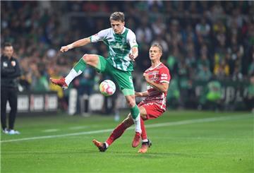 Werders Jens Stage kämpft gegen Augsburgs Robert Gumny um den Ball. 
