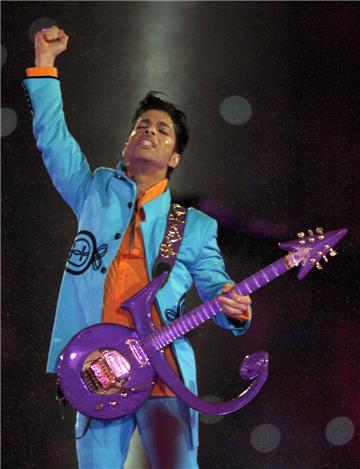 Seine Mixtur aus Funk, Pop, Blues und Rock, das explosive Gitarrenspiel, diese sinnliche, oft ins Falsett aufsteigende Soul-Stimme, die teilweise frivolen, auf dem US-Index stehenden Texte elektrisieren die Massen - wie hier 2007 in Miami.