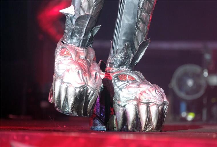Seine monströsen, silbernen Plateauschuhe hat Kiss-Bassist Gene Simmons an den Nagel gehängt.