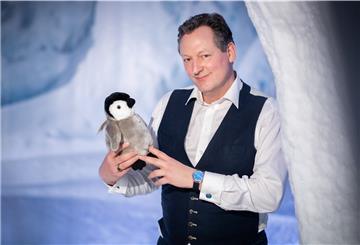 Seine „Pinguingeschichte“ ist bei Youtube millionenfach geschaut worden. Prof. Dr. Eckhart von Hirschhausen hat sich bei seinem Rundgang im Klimahaus in der Antarktis-Station am Mittwoch mit einem Stoffvertreter fotografieren lassen.