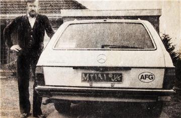 Seinen Mercedes 250 TE mit dem afghanischen Kennzeichen hat Enno Wohlberg schon vor seiner Flucht nach Deutschland schicken können.