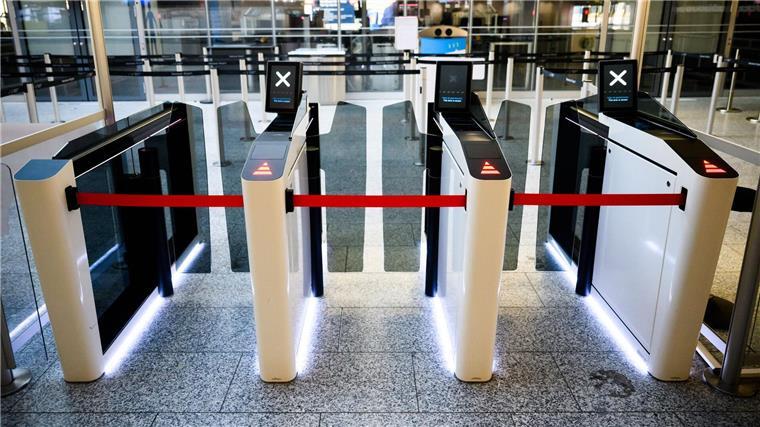 Seit 0.00 Uhr sind Beschäftigte aus dem öffentlichen Dienst der Flughafenbetreiber, den Bodenverkehrsdiensten und den Luftsicherheitsbereichen in verschiedenen Tarifkonflikten im Ausstand.