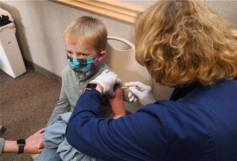 Seit 1. November werden in den USA auch Millionen Kinder ab 5 Jahren gegen Corona geimpft. Hier verabreicht eine Krankenschwester dem fünfjährigen Holden Karnish in Pottsville (USA) den Impfstoff COVID-19 von Biontech/Pfizer. Foto dpa-Nachrichten für Kinder.