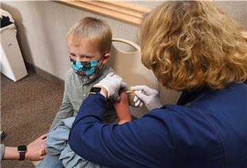 Seit 1. November werden in den USA auch Millionen Kinder ab 5 Jahren gegen Corona geimpft. Hier verabreicht eine Krankenschwester dem fünfjährigen Holden Karnish in Pottsville (USA) den Impfstoff COVID-19 von Biontech/Pfizer. Foto dpa-Nachrichten für Kinder.
