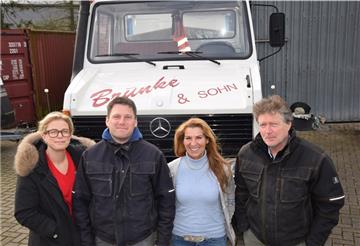 Seit 100 Jahren ist Familie Brunke auf Märkten und Volksfesten vertreten. Die Familie um (von links) Mitzi, Klaus, Elisabeth und Klaus-Otto hält in der Corona-Krise zusammen.