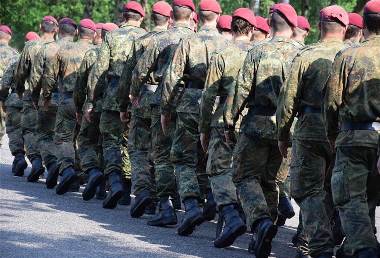 Seit 15 Jahren sind Fallschirmjäger der Bundeswehr am Standort Seedorf stationiert. Das soll am Samstag in Zeven auf dem Veranstaltungsgelände öffentlich gefeiert werden.  
