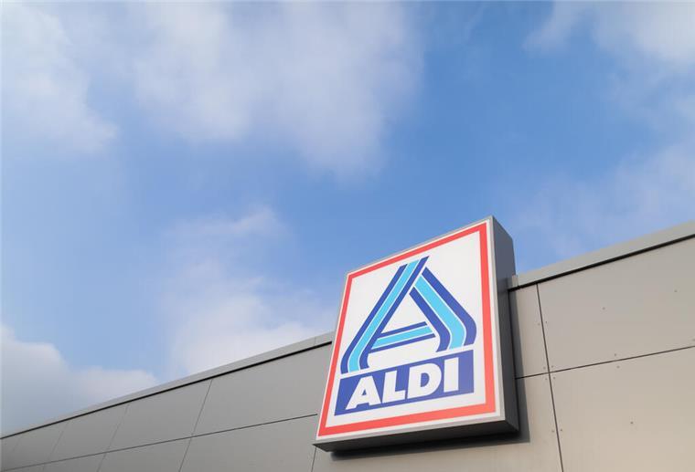 Aldi bald eins? Warum sich beim Discounter-Riesen gerade etwas Großes anbahnt Schild Aldi Nord an einem Gebäude- Seit 1961 ist Aldi zweigeteilt – in Nord und Süd. Doch im Hintergrund laufen Gespräche über eine mögliche Fusion. Für Verbraucher könnte das vieles verändern.