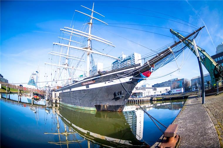 Bremerhaven: Die "Seute Deern" für immer ins Trockendock? Seit 1966 liegt die "Seute Deern" im Alten Hafen. Für das marode Schiff wird nun ein Sanierungskonzept erarbeitet.