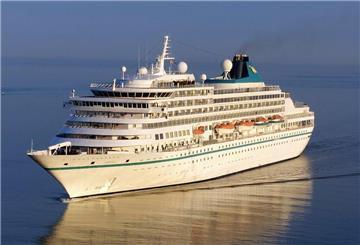 Das Kreuzfahrtschiff "Amera" fährt auf dem Wasser. Seit 1988 bereits die „Amera“ die Meere dieser Welt. Seit 2019 unter ihrem aktuellen Namen in der Flotte von Phoenix Reisen.