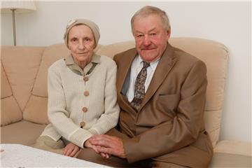Seit 1992 leben Adelia und Erhard Nikolai in Bremerhaven. Jetzt feiern sie ihre diamantene Hochzeit.