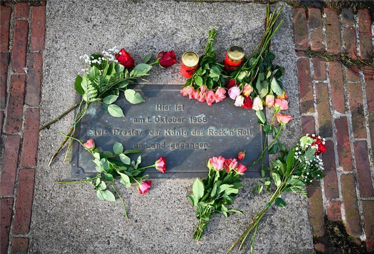 Seit 1998, dem 30. Jahrestag, erinnert eine Bronzetafel in der Kaje an Elvis Presley in Bremerhaven.