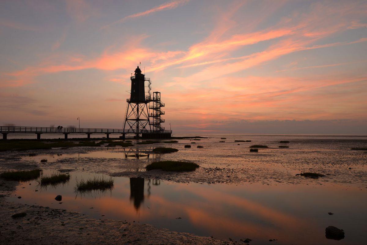 Salzluft setzt Denkmal zu: Schönheits-OP für Leuchtturm Obereversand Seit 2003 steht das Leuchtturmdenkmal Obereversand im Watt vor Dorum-Neufeld. Eine gut 100 Meter lange Brücke verbindet Ufer und Turm, der ein Museum und ein Trauzimmer beherbergt.