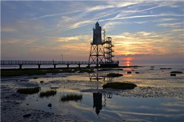 Seit 2003 thront der Leuchtturm Obereversand über dem Watt in Dorum-Neufeld.