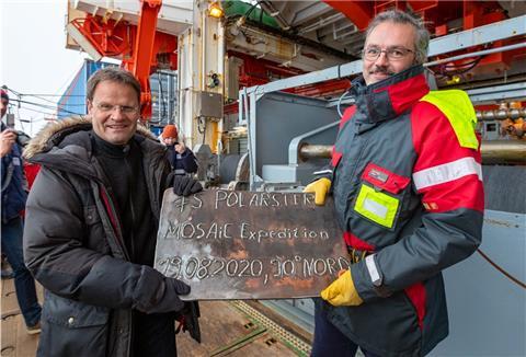 Seit 2004 an Bord der „Polarstern“, aber zum ersten Mal genau auf dem Nordpol: Auch für Kapitän Thomas Wunderlich (rechts neben Expeditionsleiter Prof. Markus Rex) war das ein besonderer Moment. Foto: AWI/Lianna Nixon