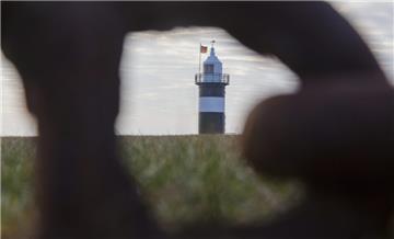 Seit 2005 schmückt der nachgebaute Leuchtturm "Kleiner Preuße" die Kutterhafen-Einfahrt von Wremen. Jetzt sucht das Dorf erstmals eine "Kleine Preußin" für ihr Wahrzeichen. Klug sollte die Bewerberin sein - und mindestens 18 Jahre.