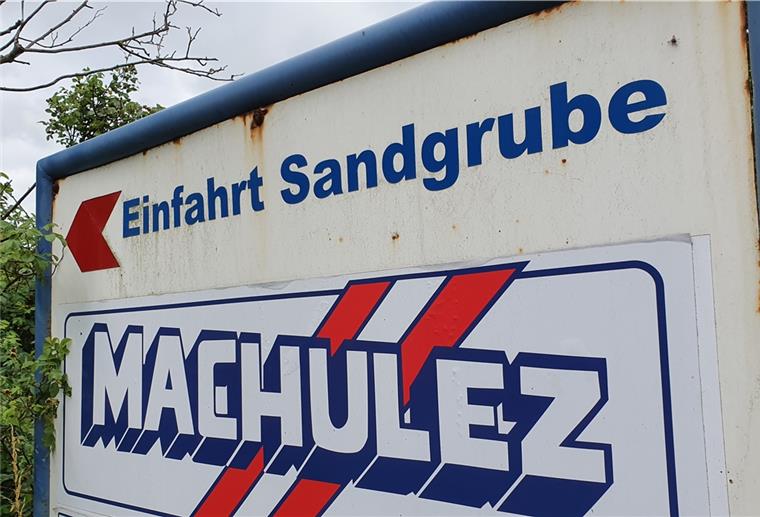 Seit 2008 betreibt das Unternehmen Machulez in der in der Sandabbaufläche eine Bauschuttrecyclinganlage. Das Unternehmen hat eine Erweiterung der Betriebsflächen beantragt.