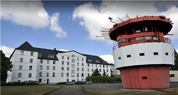 Seit 2010 steht der Kopf des Leuchtturms Großer Vogelsand am Havenhostel in Bremerhaven.
