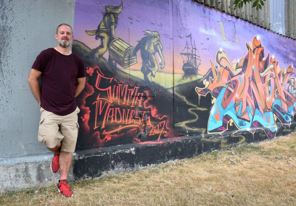 Bremerhaven: Feinste Graffitikunst auf 400 Meter Länge Seit 2015 haben sich die Motive an der 400 Meter langen Wand immer wieder gewandelt. Zirkuswelten, Fischfabrik und Piraten waren seitdem die gesetzten Themen. In diesem Jahr lautet das Motto: Comic. Organisator Andreas Buschhardt erwartet am 11. Und 12. August 50 Graffiti-Künstler.