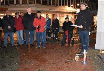 Seit 2015 organisiert Nils Humboldt (rechts) gemeinsam mit Partnern die Mahnwachen zur Erinnerung an die Reichspogromnacht. Foto Archiv