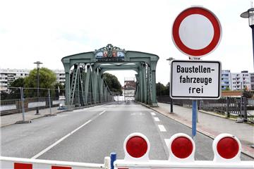 Seit 3. Juli ist die Alte Geestebrücke für Fahrzeuge gesperrt. Am Mittwoch und Donnerstag auch für Fußgänger.