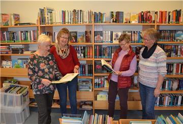 Seit 35 Jahren gibt es jetzt die Bücherei im Gemeindehaus in Stollhamm. Heute bilden (von links) Rita Milbrandt, Änne Cornelius, Karin Blumenberg und Ingrid Süßenbach das Leitungsteam. 