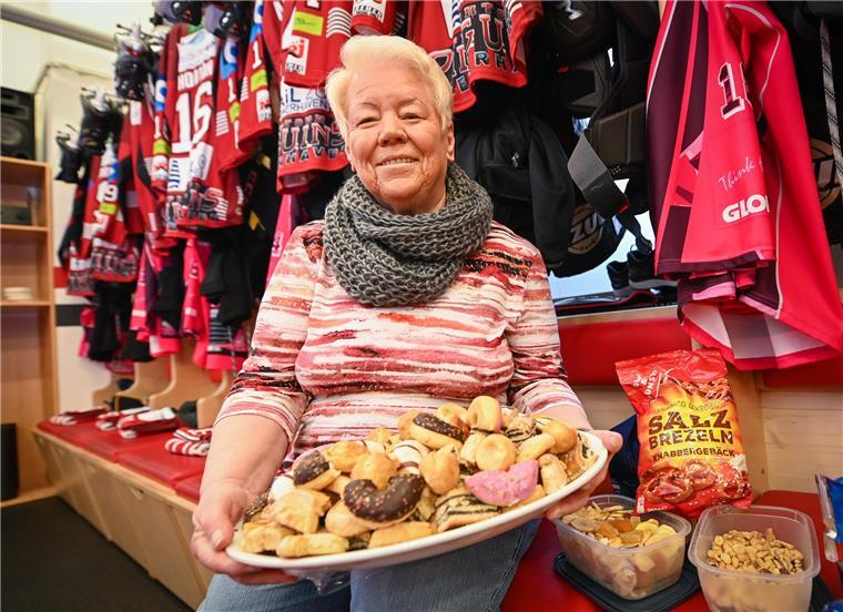 Helga Breuer bei ihrer Tätigkeit in der Eishalle. 