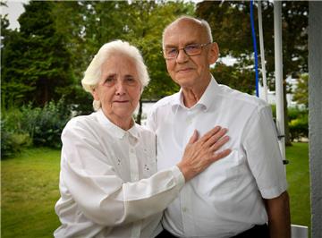 Seit 60 Jahren sind Wilma und Werner Alfs aus Bremerhaven verheiratet.
