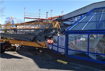 Seit Anfang der Woche laufen die Baumaßnahmen an der Halle des TK Nordenham. Das Dach hatte geleckt.