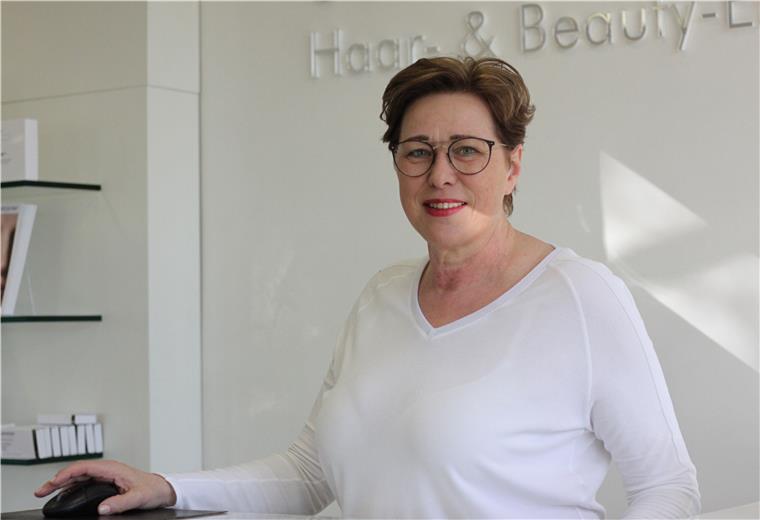 Die Scheren müssen auch in Tarmstedt ruhen Seit Anfang der Woche müssen auch Friseurgeschäfte geschlossen bleiben. Für Ute Börsdamm aus Tarmstedt und ihre Angestellten heißt das, dass die Scheren ruhen müssen.