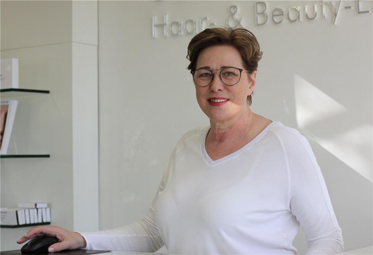 Seit Anfang der Woche müssen auch Friseurgeschäfte geschlossen bleiben. Für Ute Börsdamm aus Tarmstedt und ihre Angestellten heißt das, dass die Scheren ruhen müssen.