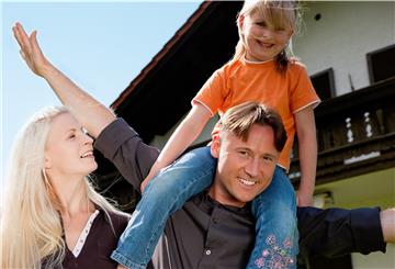 Familie im Eigenheim