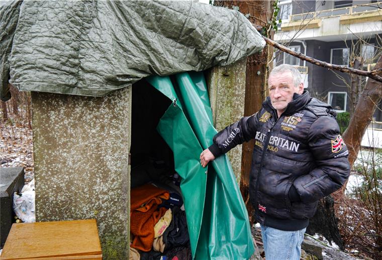 Seit August 2020 lebt Alekander Scharkwoski aus Lettland in dem Verschlag. Im Winter kann die Kälte für Obdachlose lebensgefährlich sein.