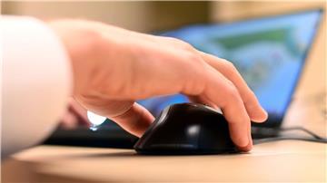 Seit August 2023 ist es Anbietern von sehr großen Online-Plattformen verboten, menschliche Verhaltens- oder Wahrnehmungsmuster durch Designtricks auszunutzen - beispielsweise über die Farbgestaltung von Buttons oder lange Klickwege.
