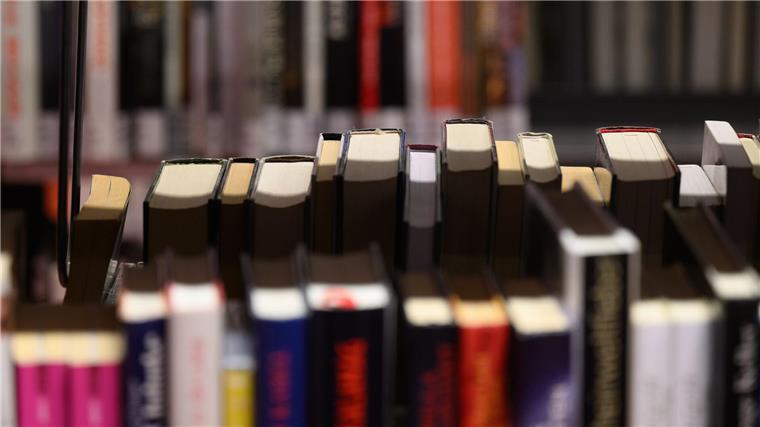 Weniger Geld, mehr Gäste: Bibliotheken unter Druck Seit Corona leihen die Menschen in Deutschland wieder mehr Medien in Bibliotheken aus. (Archivfoto)