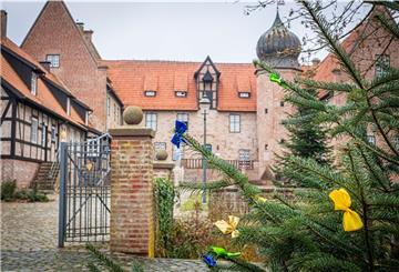 Seit dem 1. Juli 1981 ist in der ortsbildprägenden Burg Bederkesa das Archäologische Museum des Landkreises Cuxhaven untergebracht.