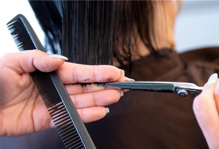 Bremerhaven: Haare schneiden fast wie im Akkord Seit dem 1. März sind Schere und Kamm im Dauerbetrieb. Die Friseure dürfen wieder arbeiten.