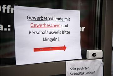 Ein Zettel am Eingang zu einem Baumarkt weist darauf hin, dass ein Einkauf nur mit Gewerbeschein möglich ist. 