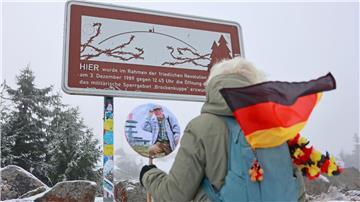 Seit dem 3. Dezember 1989 ist der zuvor gesperrte Brockengipfel im Harz wieder für alle offen. An dieses Ereignis erinnert der Harzklub jedes Jahr mit einer Sternwanderung auf den 1141 Meter hohen Gipfel. 