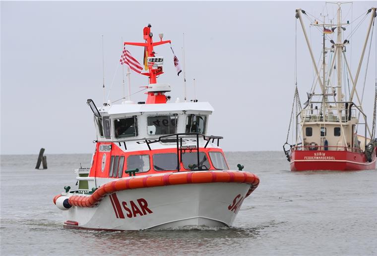 Im Ernstfall muss jeder Handgriff sitzen Seit dem 3. März war die „Emil Zimmermann“ in der Werft - jetzt haben Maschinist Hartmut Schüler, Vormann Karsten Ohme, Rettungsmann Maximilian Ohme und Bootsführer Rüdiger Wallrath sie wieder nach Fedderwardersiel geholt.